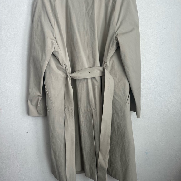 Burberry Women’s Classic Tan Trench Coat - Picture 13 of 16